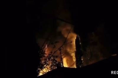 Ночью в Сочи загорелось заброшенное здание