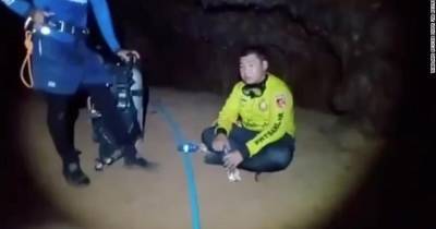 Из затопленной пещеры в Таиланде вытащили буддийского монаха, который провел там 5 дней (фото)