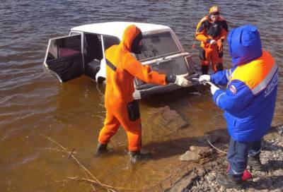 В Ленобласти спасатели нашли пустой автомобиль, брошенный в Неве