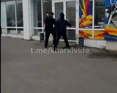 В Харькове заминировали почту и супермаркет, людей эвакуировали: кадры с места
