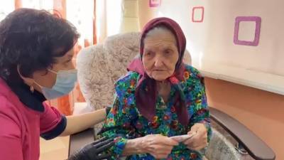 Новости на "России 24". 106-летняя жительница Волгограда вакцинировалась от COVID-19
