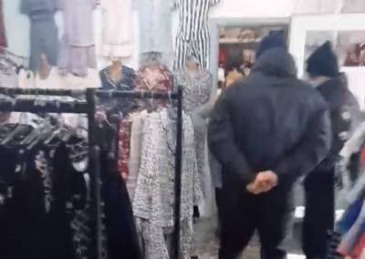 "Вы мешаете работать!": украинка выгнала полицейских из магазина во время проверки
