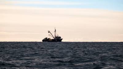 Рыболовецкий траулер горит в Охотском море с 80 моряками на борту