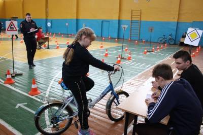Липецкие школьники соревнуются в знании ПДД и фигурном вождении велосипеда