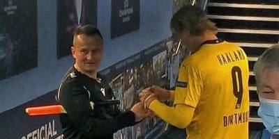 Румынский лайнсмен берет автограф у футболистов для благотворительности, Месси подписал 9 карточек - ТЕЛЕГРАФ
