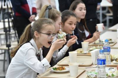 Более 180 миллиардов рублей направят на горячее питание в российских школах