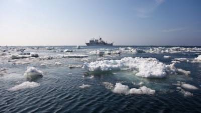 Судно с 80 людьми на борту вспыхнуло в Охотском море