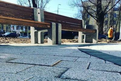 Дефекты возле памятника академику Кикоину в Пскове устранят до 15 мая