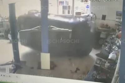 В Сочи автомобиль рухнул с подъёмника на СТО
