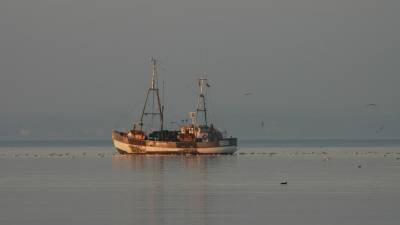 Рыболовецкое судно с 80 моряками охватил пожар в Охотском море - newinform.com - Магадан