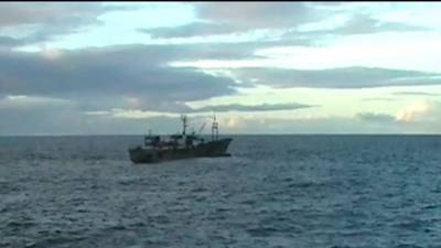 К горящему в Охотском море траулеру подошло спасательное судно