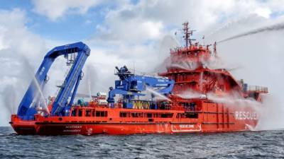 К загоревшемуся в Охотском море судну спешат спасатели