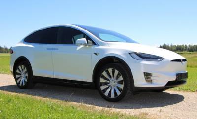 Компания Tesla стала возвращать деньги дважды заплатившим за автомобили клиентам с бонусом