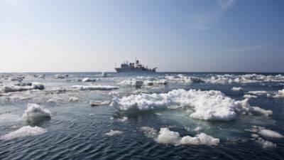 Судно "Справедливый" подошло к терпящему бедствие траулеру в Охотском море