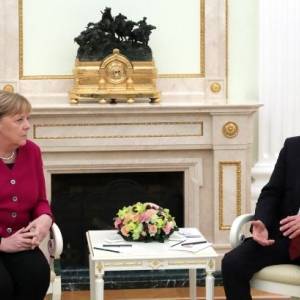 Меркель призвала Путина сократить военное присутствие у украинской границы