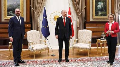 Во Франции назвали шокирующей ситуацию со стульями на встрече в Турции