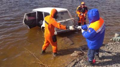 В Ленобласти спасатели вытащили из Невы пустую машину