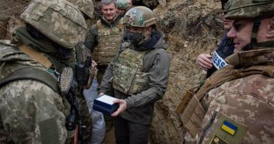 Зеленский подарил военным часы во время поездки в Донбасс
