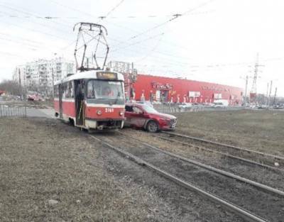 Трамваи встали из-за ДТП на площади Комсомольской в Нижнем Новгороде