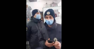 Предприниматель в "красных" Черновцах прогнала полицейских, пришедших с проверкой (видео)