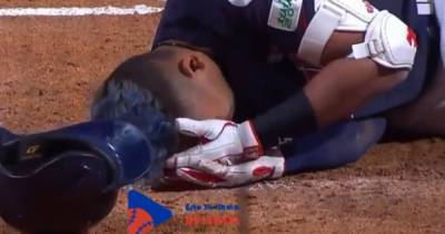 Бейсболиста нокаутировали мячом, летящим с сумасшедшей скоростью в 145 км/ч: потребовалась помощь медиков (видео)