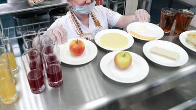 Роспотребнадзор разъяснил данные по нарушениям среди поставщиков питания в школы