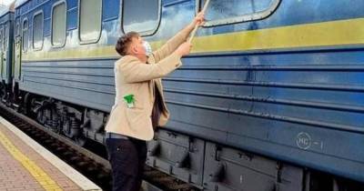 Путешественник из Дании самостоятельно мыл грязные окна в поезде "УЗ" (ФОТО)