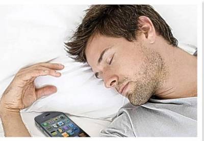 Станислав Косарев - Эксперт рассказал, почему нельзя класть телефон под подушку во время сна - facenews.ua