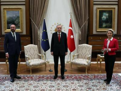 Главе Еврокомиссии не нашлось стула на встрече с Эрдоганом. Видео
