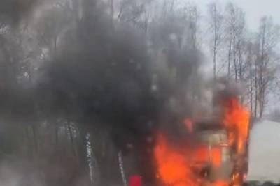 На трассе М8 в Ярославской области горит фура