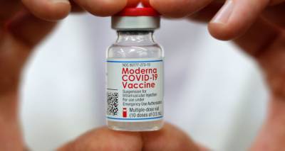 Учителям в Латвии достанется больше вакцин Pfizer и Moderna