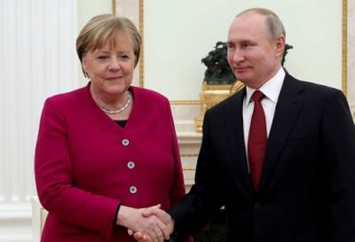 Ангела Меркель призвала Владимира Путина отодвинуть войска от границы с Украиной