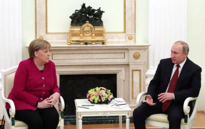 Меркель потребовала от Путина сократить военное присутствие у границ Украины