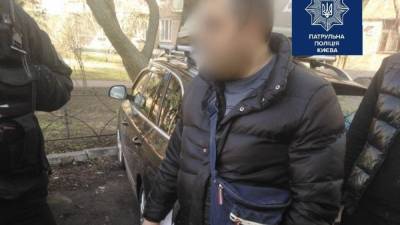 За замечание о маске: в Киеве на АЗС мужчина плюнул в кассиршу, его задержали – видео