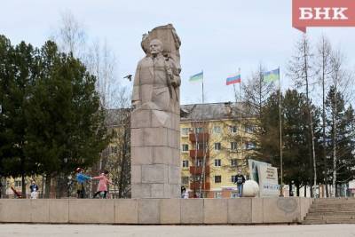 В Сыктывкаре вандалы оставили надпись у памятника Ленину