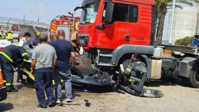 Грузовик раздавил водителя спортивной машины в порту Ашдода