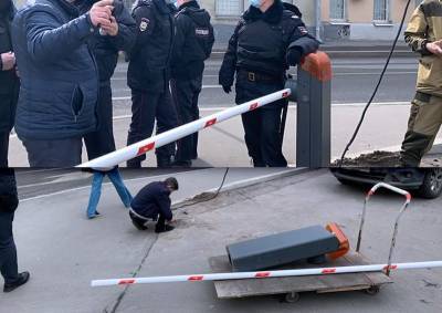 Андрей Морев - В центре Москвы в пятый раз снесли шлагбаум возле отделения полиции - mskgazeta.ru - Москва