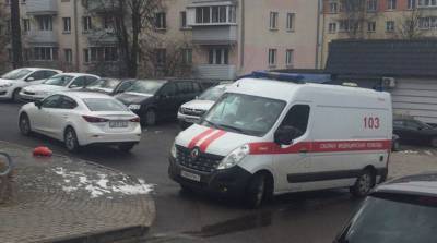 Пожилая женщина попала под колеса авто во дворе дома в Минске