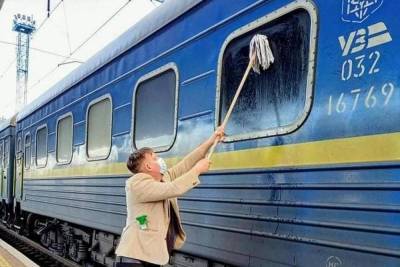 Датский журналист не смог отмыть окно в украинском поезде