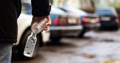 На Киевской мужчина швырнул бутылку в машину калининградки, приехавшей забрать ребёнка из детсада