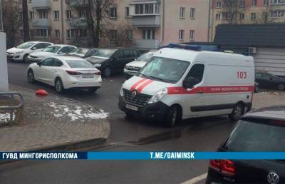 Пенсионерка попала под колеса авто во дворе дома в Минске