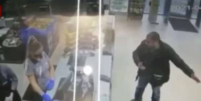 Водитель плюнул в лицо кассирше из-за просьбы надеть маску на заправке в Киеве (видео)