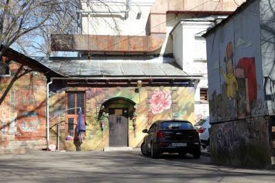 Два исторических здания сохранят в ходе реставрации района Ивановской горки в Москве