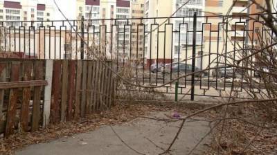 Жители домов на Ворошилова оказались в окружении чужих заборов