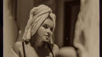 Жена Монатика эротично позировала в ванной и постели: соблазнительные кадры