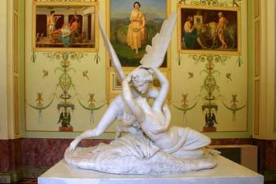 Эрмитаж прокомментировал жалобу на обнаженные скульптуры в экспозици музея