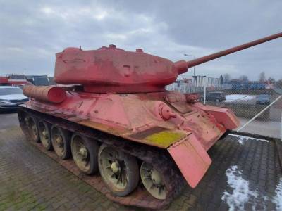 Житель Чехии признался полиции, что около 30 лет хранил дома розовый танк и артустановку