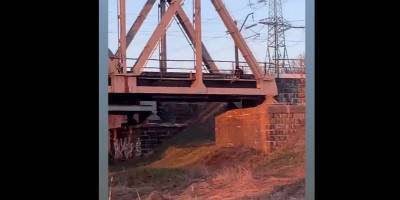 В Ирпене Киевской области парень остановил электричку, сорвавшись с жд моста, видео - ТЕЛЕГРАФ