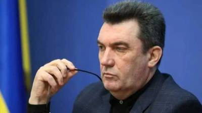 Данилов назвал угрозой нацбезопасности российское гражданство жены главы СБУ Баканова