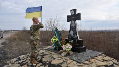 Возложили цветы к памятникам героям: делегация США посетила украинских военных на фронте